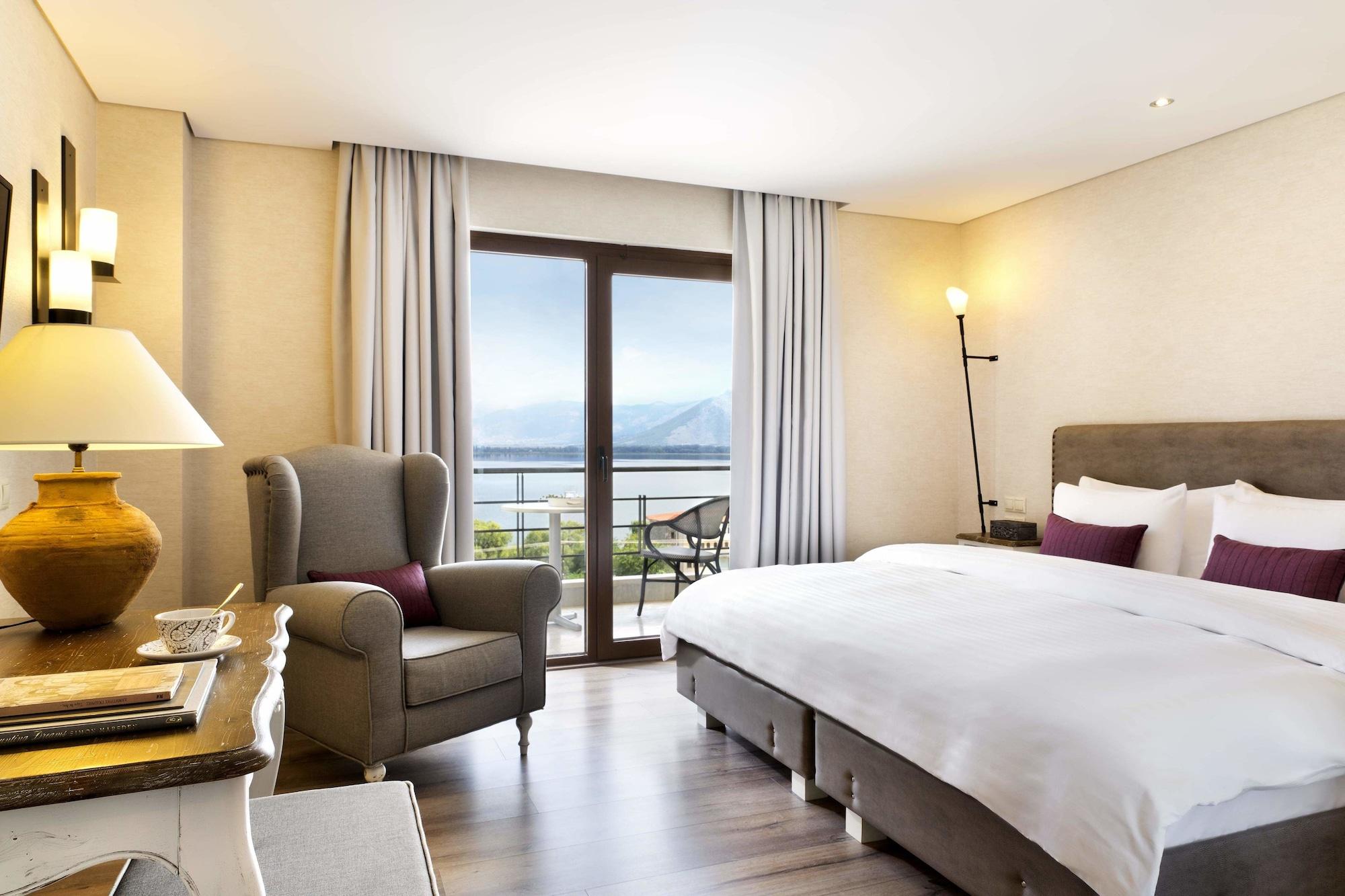 Limneon Resort & Spa Kasztoriá Kültér fotó A room at the hotel