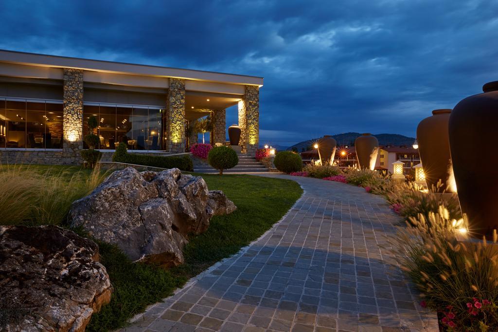 Limneon Resort & Spa Kasztoriá Kültér fotó The resort at night